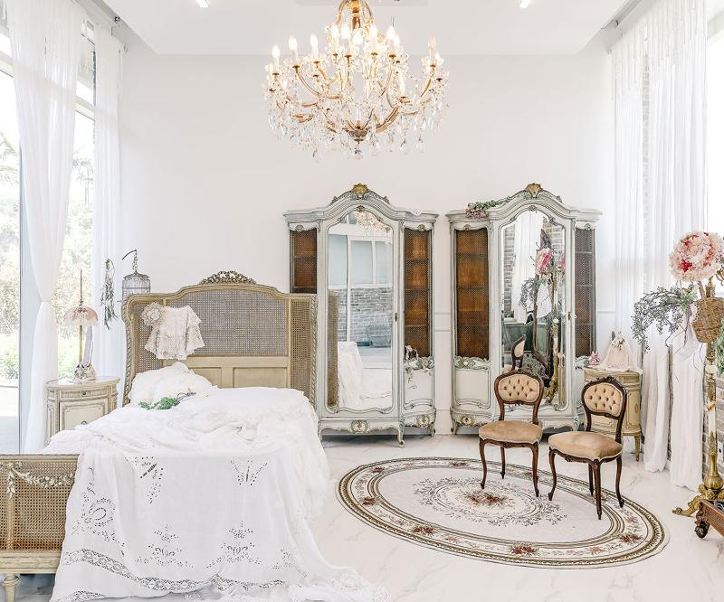 现代简约风咖啡厅设计，精致艺术品装点高级空间-13