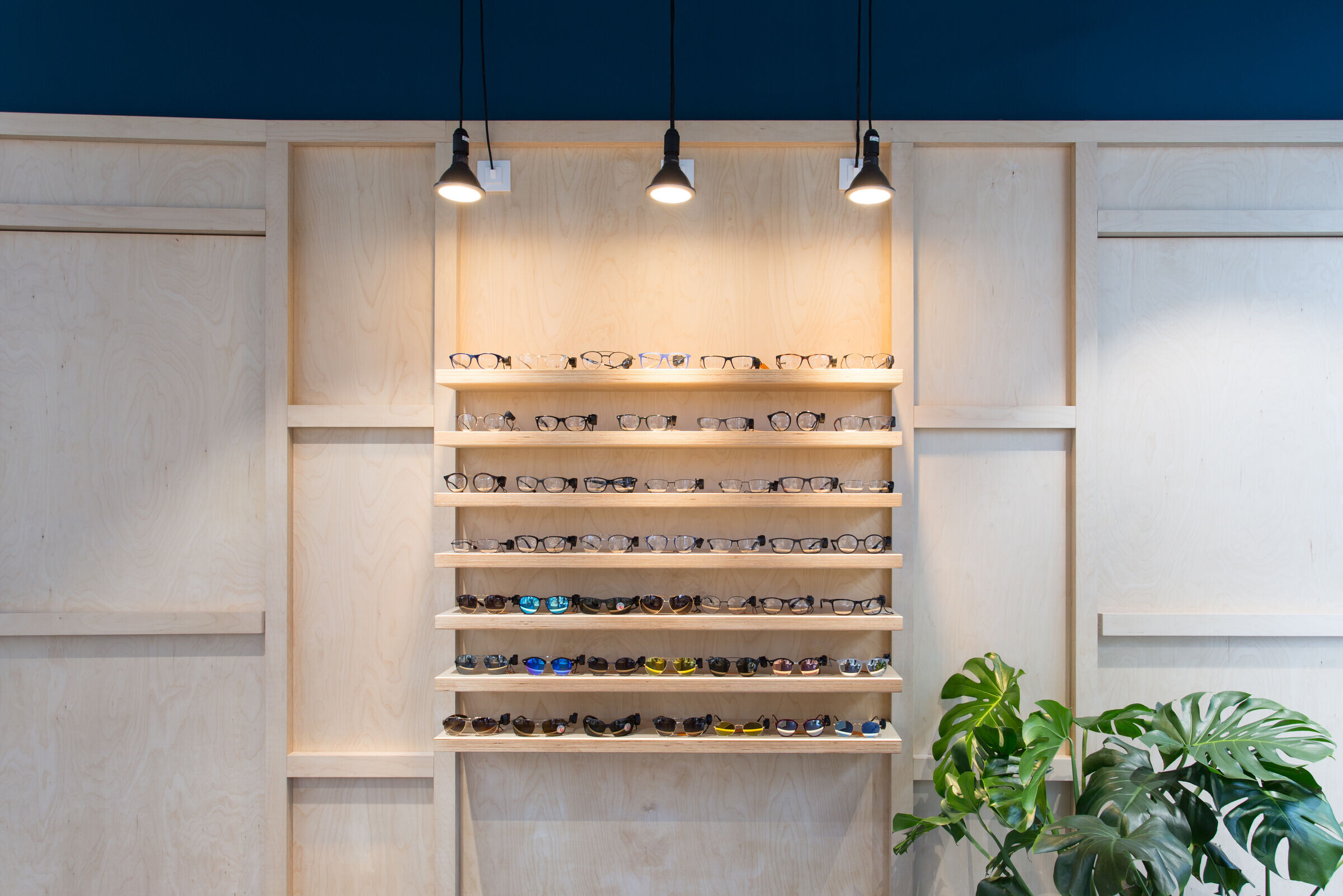 5lab 打造年轻活力的西班牙眼镜店-9