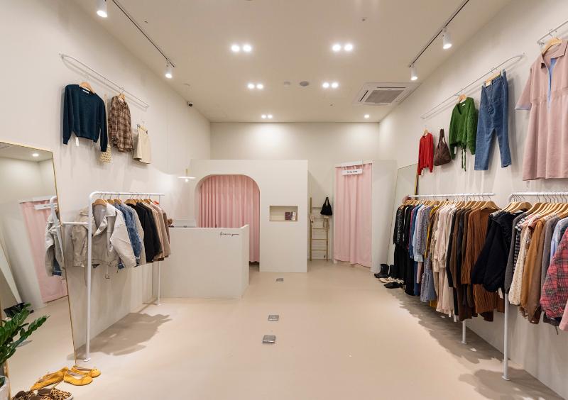 粉色调点亮 11 平米服装店 室内设计案例解析-3