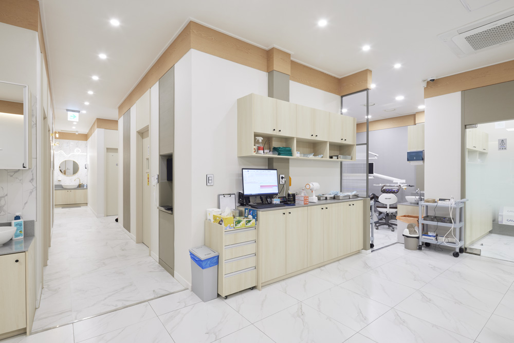 白色与木质，打造温馨的 57 平米牙科诊所-7