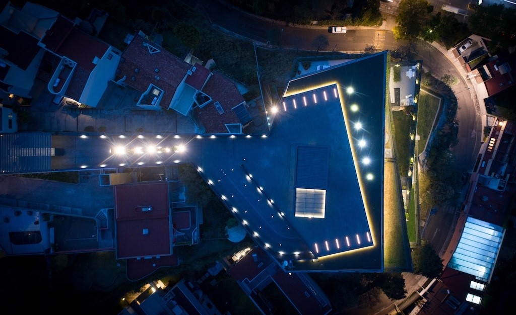 墨西哥城折叠空间豪宅,融入自然的线性设计-21