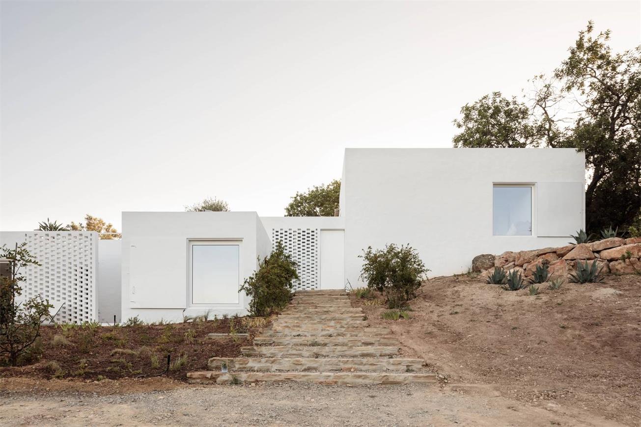 对葡萄牙海滨城市阿尔加维传统建筑诠释的豪宅设计丨戈者设计-5