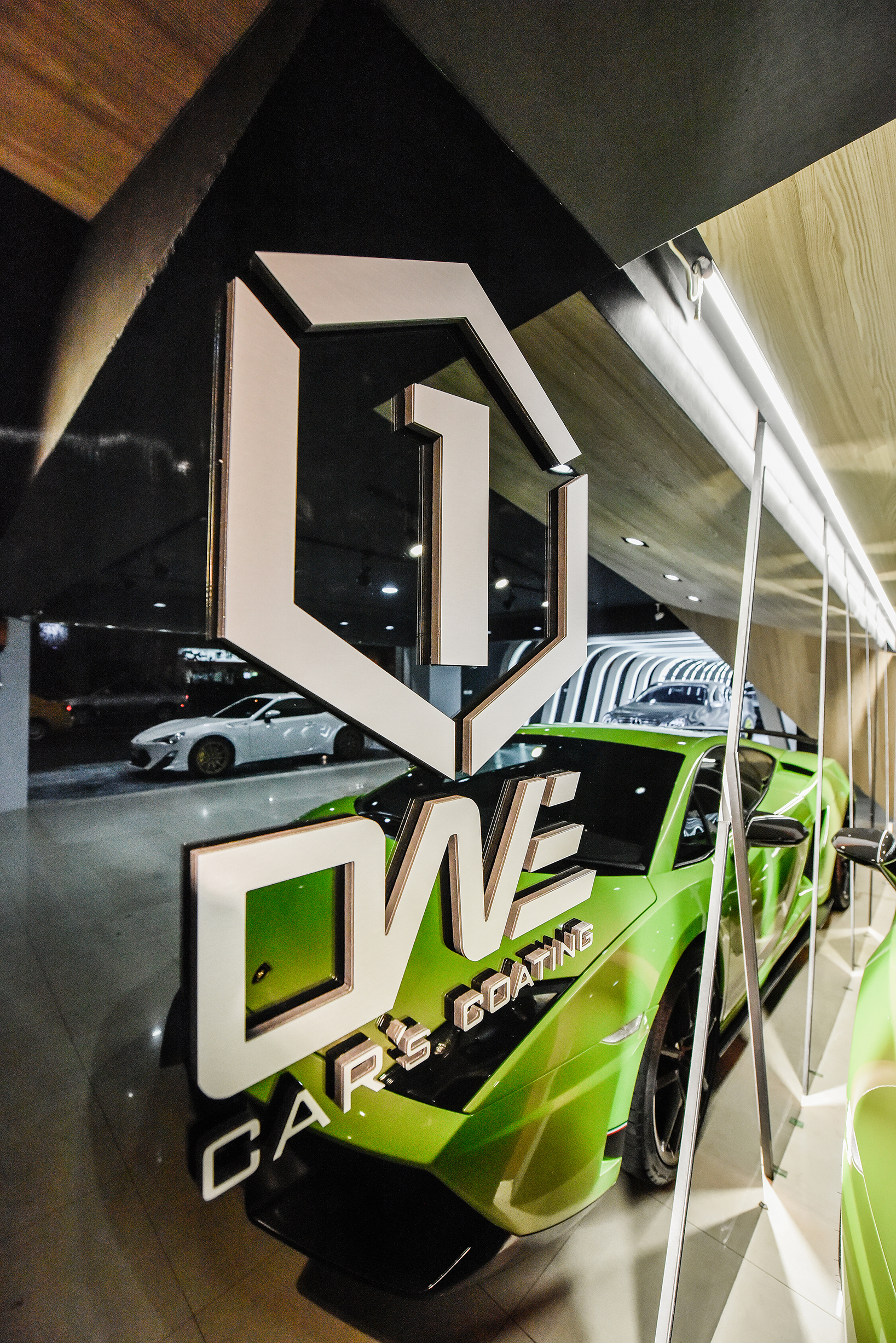 颠覆传统的汽车展厅设计-12