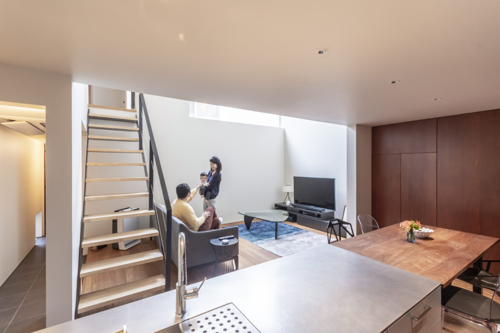 四囲を壁で包んだ家住宅の密集地ながら、静かで落ち着き感のある空間で暮らす | Architecture | 100%LiFE-17