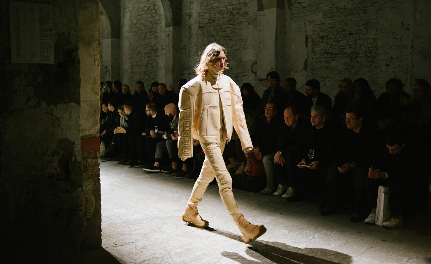 皮蒂 89 届男装盛宴,韩国设计师朱恩-J 的未来主义探索-17