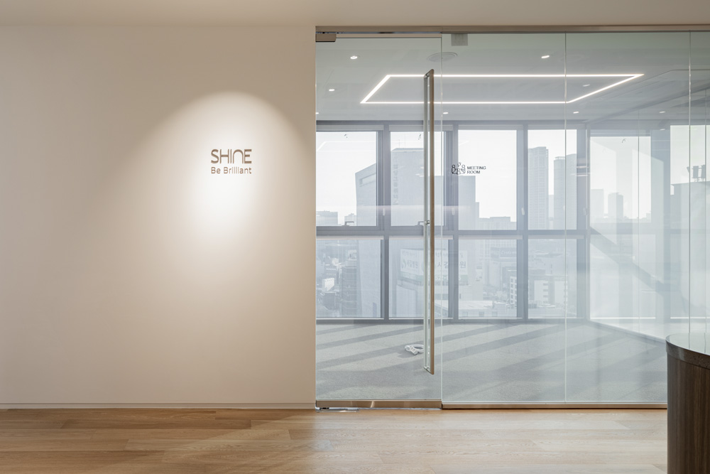 白色与木质的优雅融合 | 53 度商务办公室设计-20