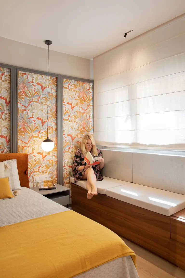 旋转家具打造开放式厨房,绿色与陶土色彩的巧妙运用-19