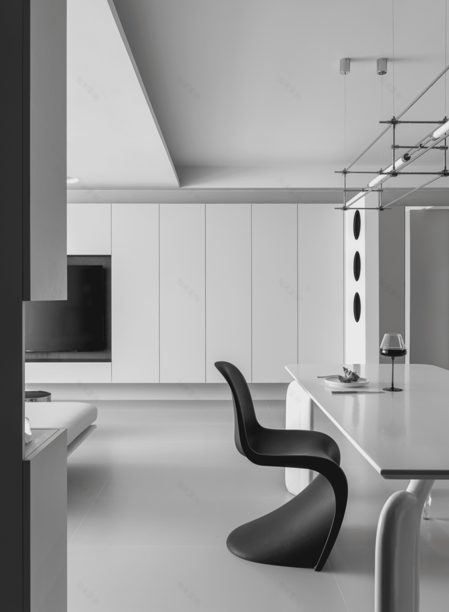 桌柜一体+开放布局释放空间,黑白极简谱写“断舍离”生活乐曲-11