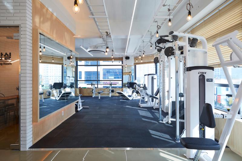 现代明亮 60 平健身中心，专业与时尚的完美融合-10