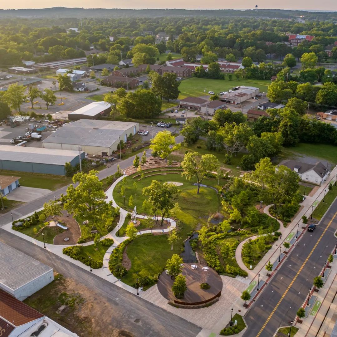 阿肯色州康威市市中心的马丁·路德·金广场丨美国丨SWA-0