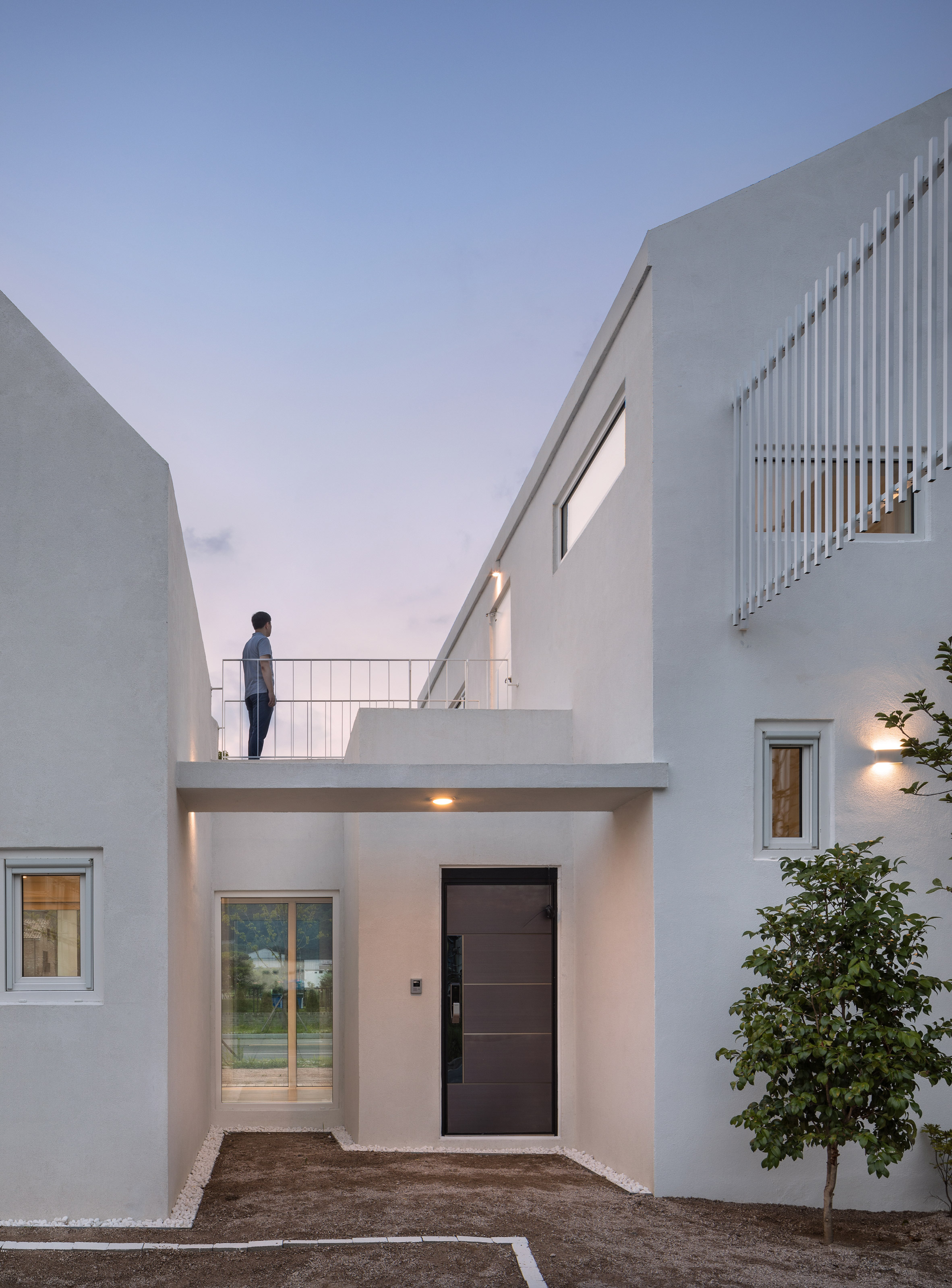 House in Yangsan combines crisp concrete and white-rendered volumes-5