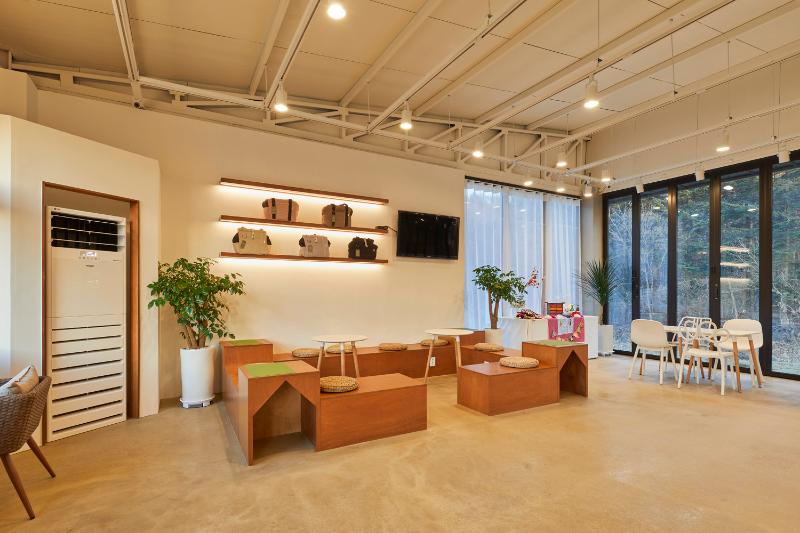 明亮温馨 60 平宠物咖啡厅设计-11