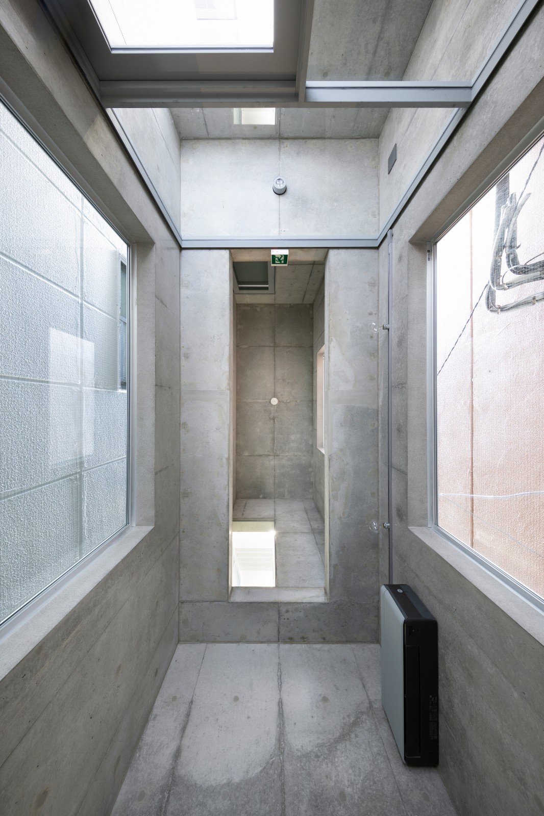 东京银座极简住宅，巷弄间的天空之光-6