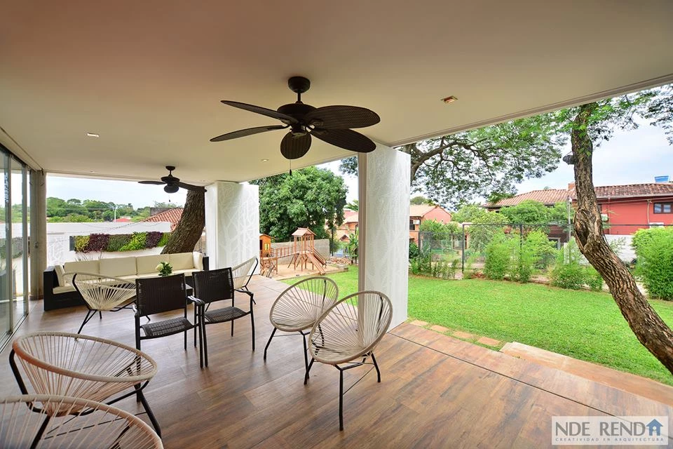 简约纯白住宅,融入自然的美感与功能-17