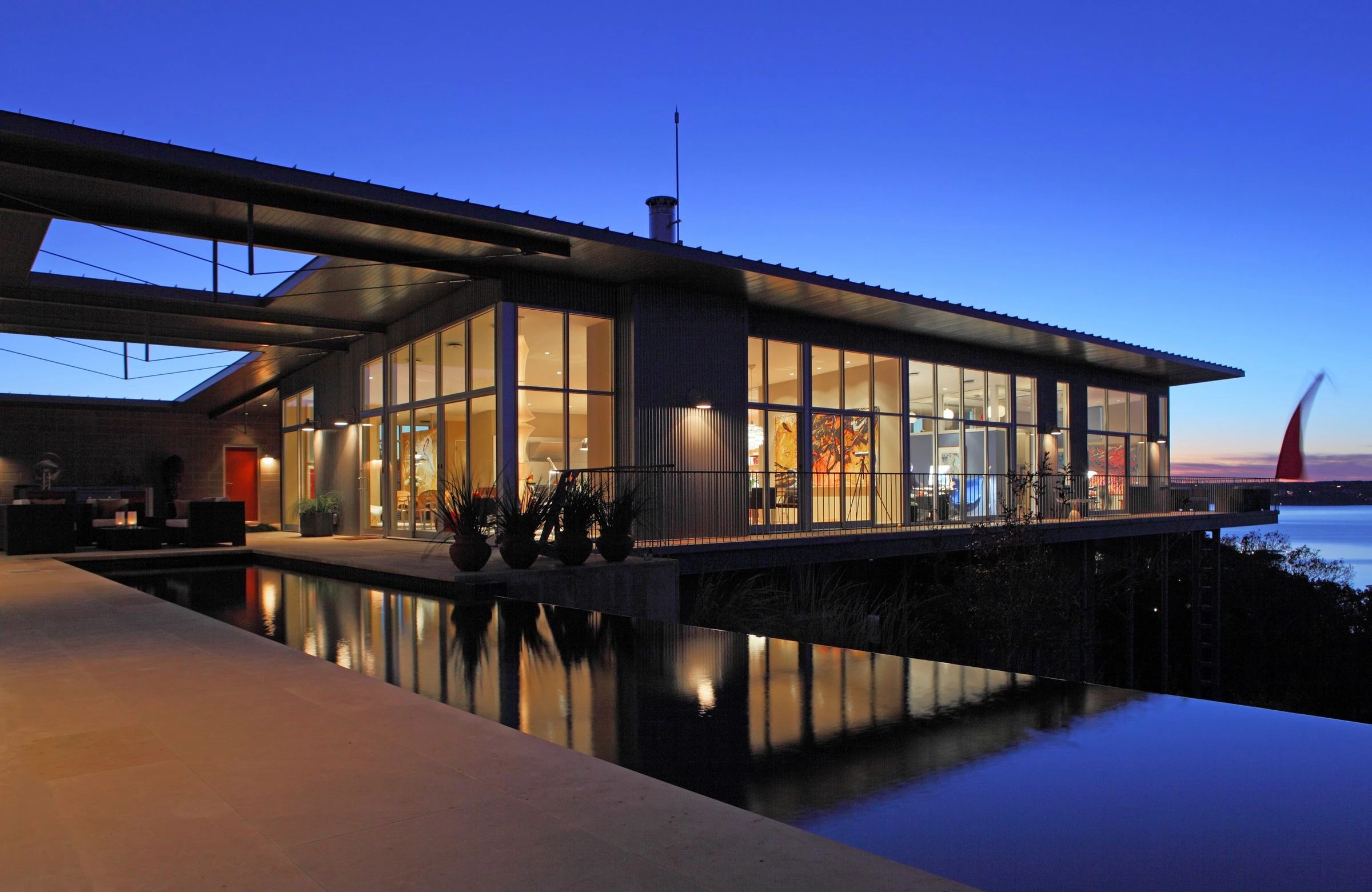 德州奥斯汀的"Villa Nuevo" | 夏日遮阳，室内外生活和谐共生-11