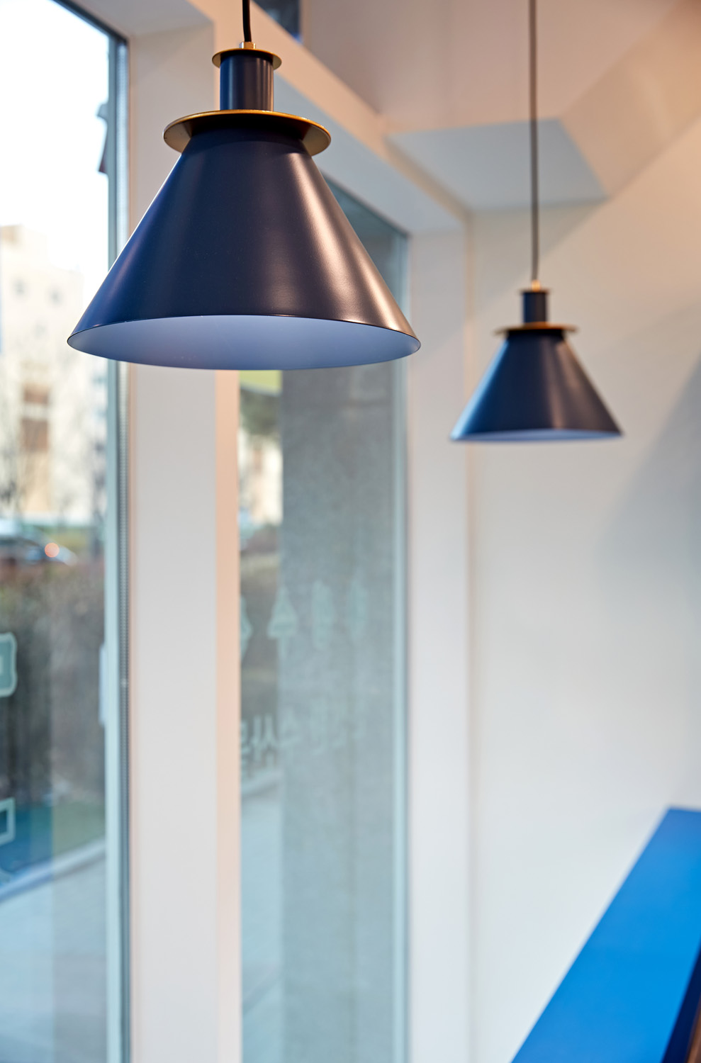 11 坪白色极简主义海鲜餐厅设计-16