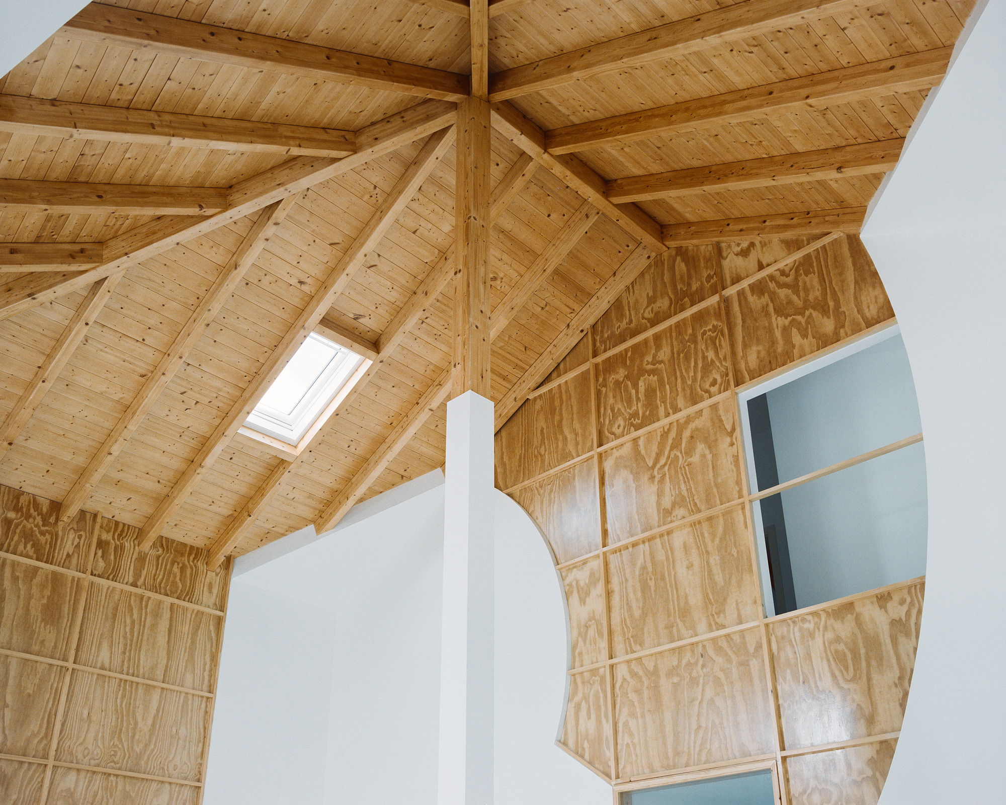 Cut(outs) House – Ceiling, Walls and Pillar  / Corpo Atelier-13