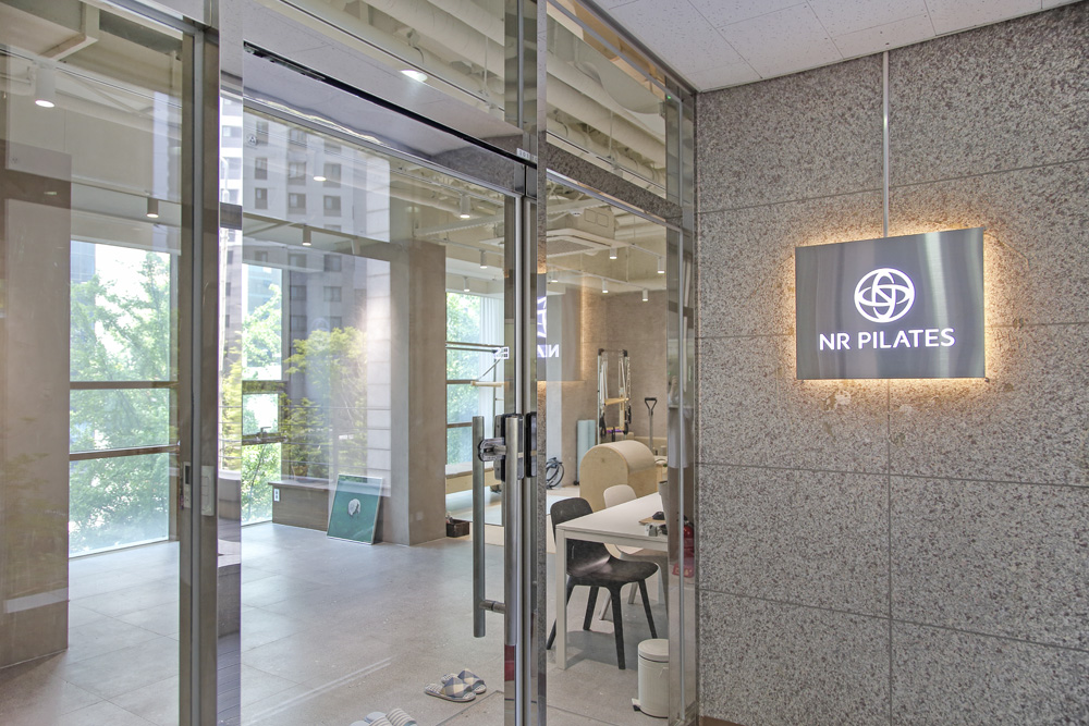 韩国高级室内设计案例 | 15 平米极简塑料凳学屋-15