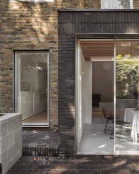 为伦敦公寓增加了深砖延伸丨adds dark brick extension to London flat丨Studio Hallett Ike丨英国