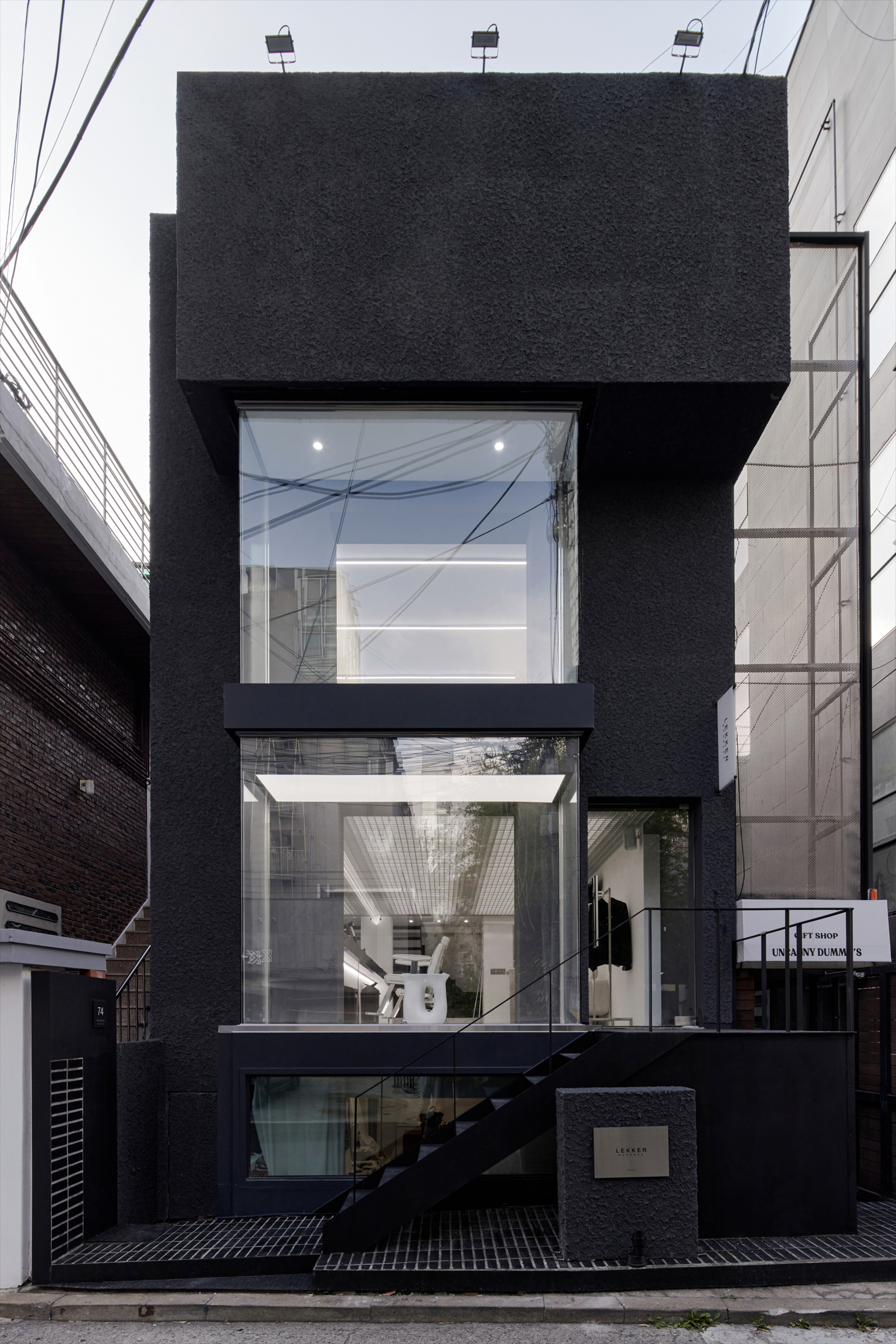 莱克 2

注：Lekker可能是一个特定的人名、品牌名等，2可能是编号等若有更具体的语境，翻译可能更精准 丨Docent Design-0