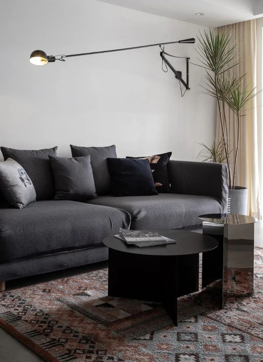 黑白基调,打造隔绝纷扰的年轻夫妻新居-36