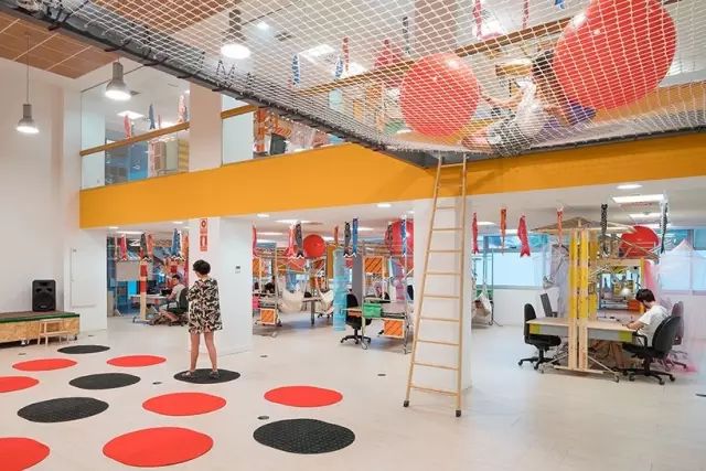 她用宜家的便宜家具、脚手架、木地板、晾衣架…设计出的最有创意的联合办公-43