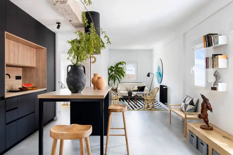 西班牙 70 年代公寓现代设计改造 | 自然材质与阳光的和谐融合-1