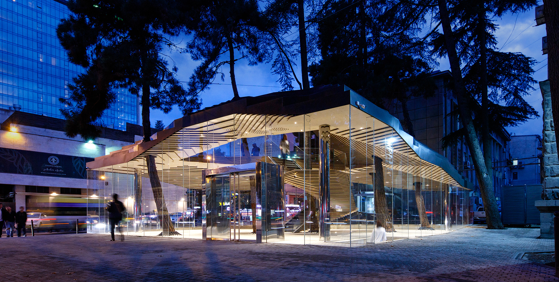 悬浮绿意，模糊边界——Khmaladze 建筑事务所打造零售餐厅空间-13