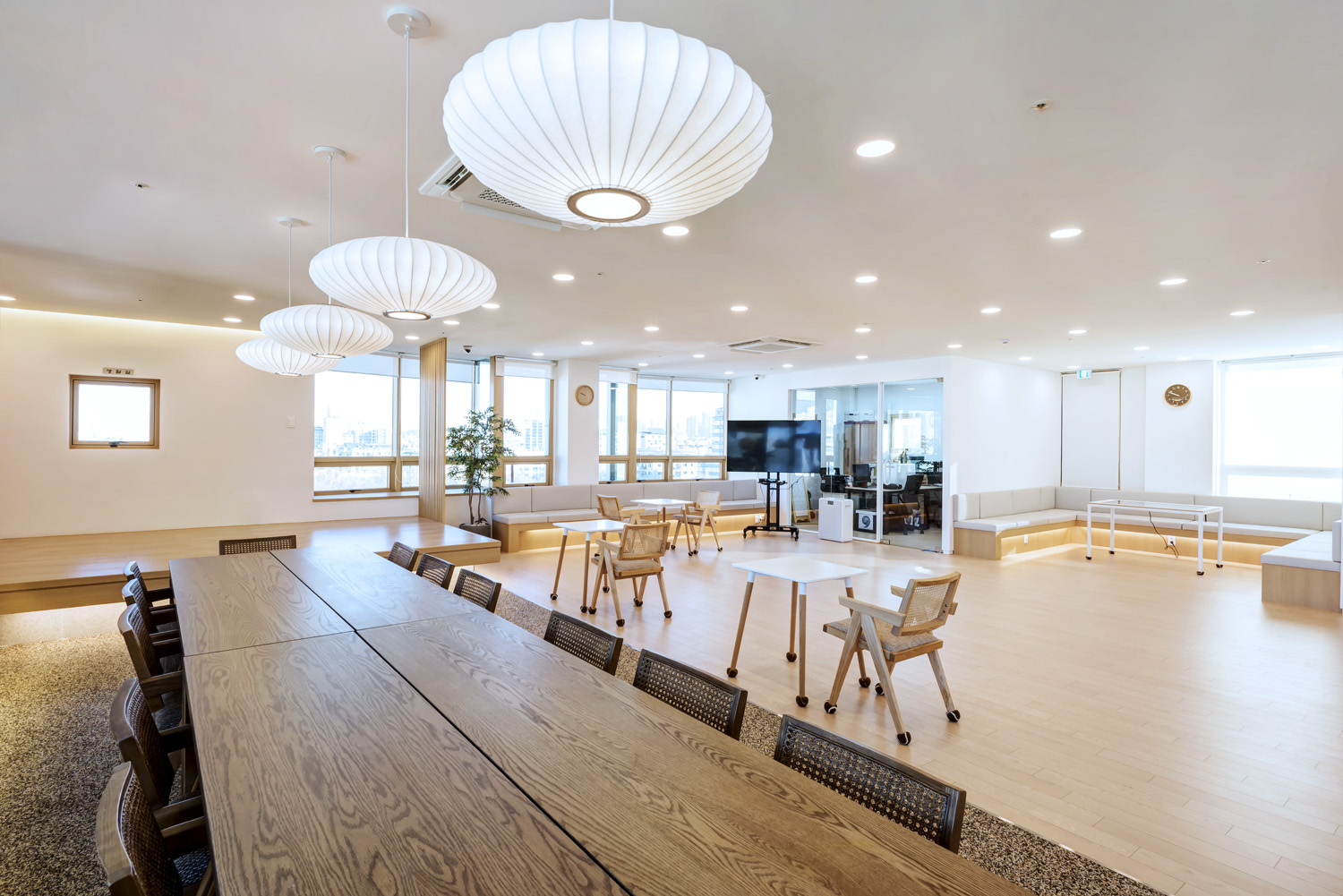 140 平明亮温馨的现代简约风格甜品店设计-4