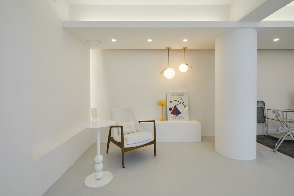 白色梦幻 | 20 平米迷你衣帽间的优雅设计-7