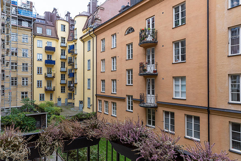 斯德哥尔摩历史建筑中的大胆暗色调公寓设计-16