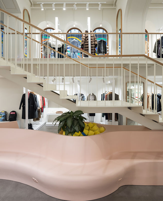 548㎡前莫斯科建筑局改造的时尚商店  LOGIC-12