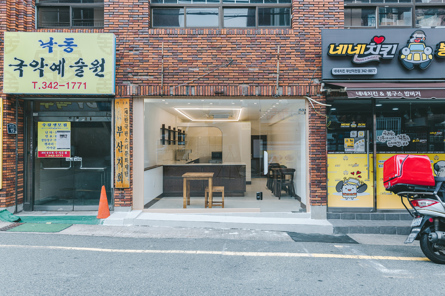 白色与木质，12 平小空间的精致设计-2