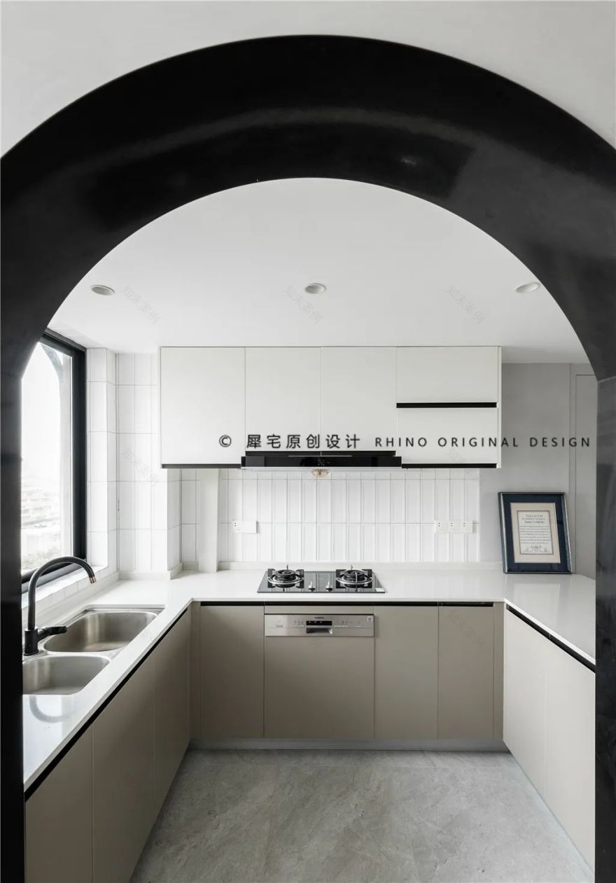 金箔上墙,无主灯设计,休闲式客厅,平平无奇的两室户改造后竟然这么出彩!-41