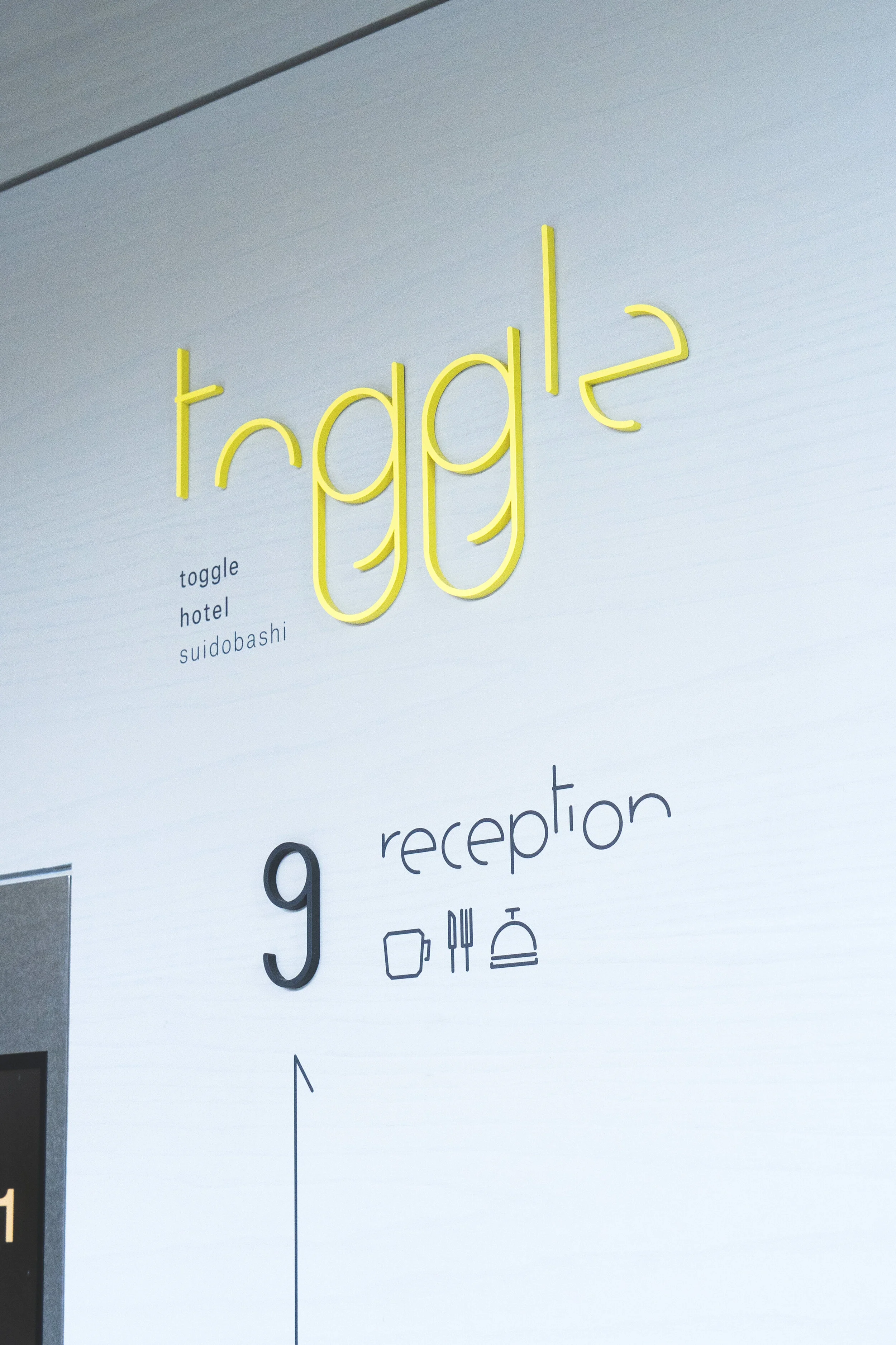 翻身酒店；如果Toggle在此处不为人熟知义项，也可能是意有所指的特定名称，可直译为托格尔酒店 但严格按你需求的唯一性来说，因缺乏语境难以得到百分百准确的答案，若可提供更多原文语境，我将给出更精准翻译 丨日本东京丨Klein Dytham architecture-28