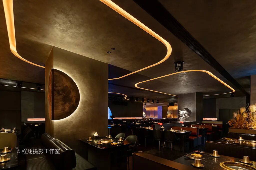 邂逅极光大漠畅享美食美酒｜海底捞旗下餐厅焰请烤肉铺子实景拍摄案例分享-16