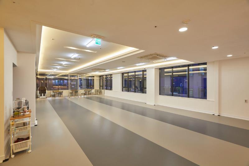 融合实用与美观的 56 平爱犬咖啡厅设计-9