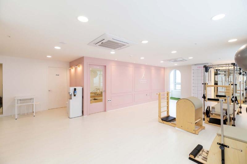 简约清新 40 坪瑜伽教室设计-5