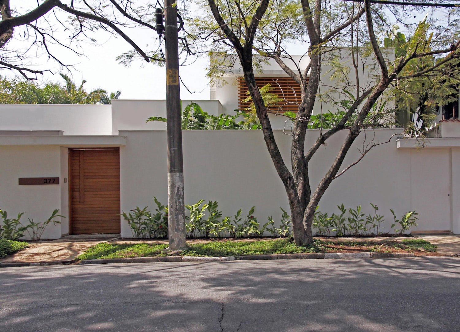 A predominantly single floor residence planted in L shape on flat ground   CAANdesign  Architecture and home design blog-2