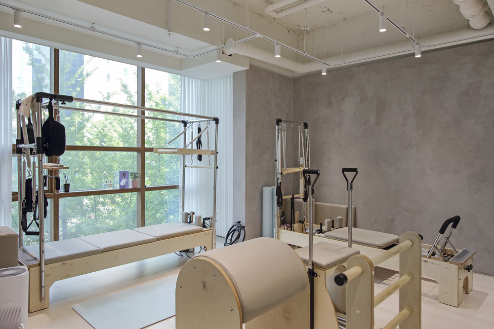 韩国高级室内设计案例 | 15 平米极简塑料凳学屋-13