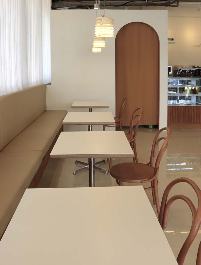 20 平米白色&木质现代咖啡厅设计-11