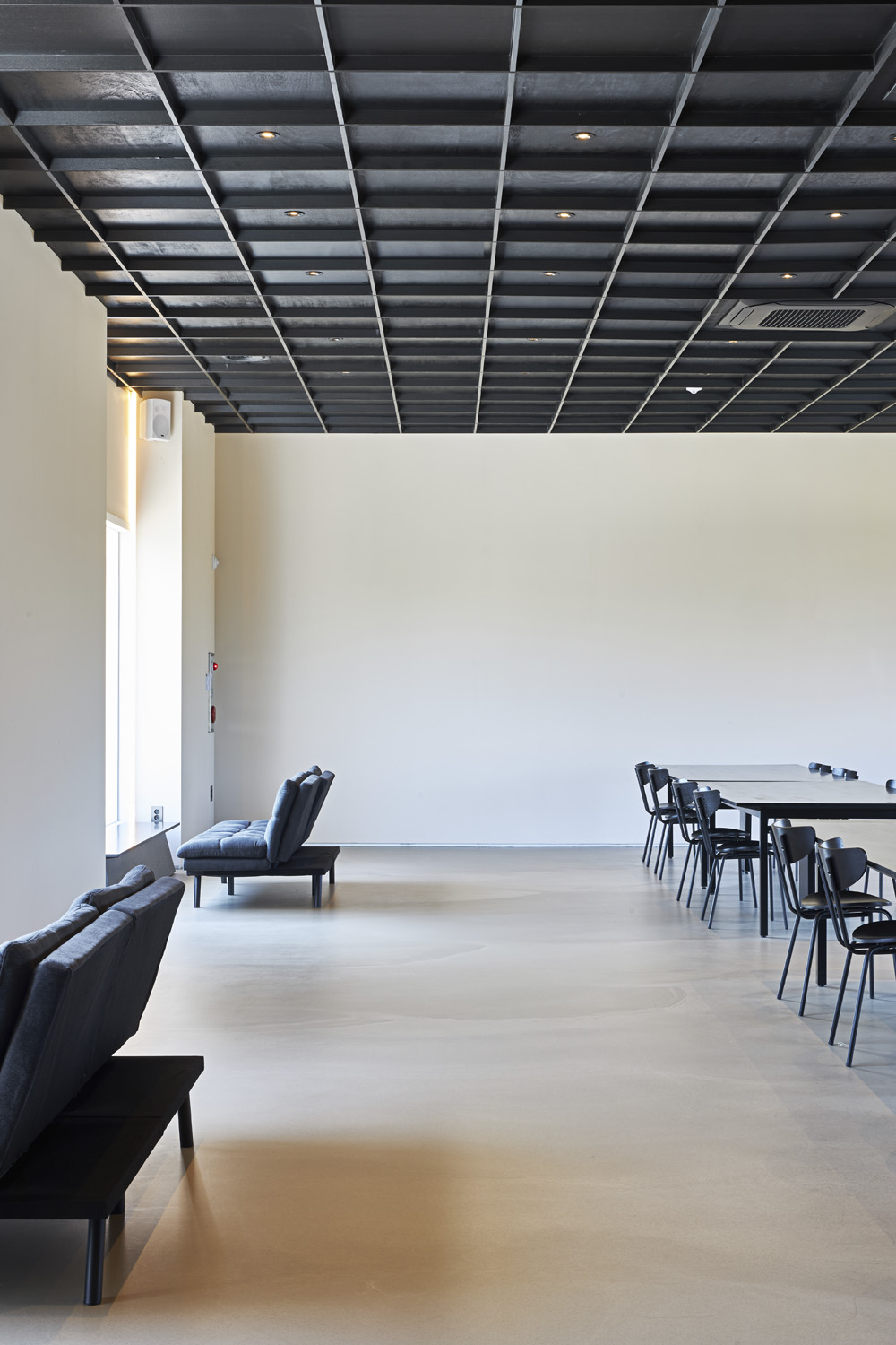 具有现代氛围的两层大型烘焙咖啡馆室内设计专业公司-19