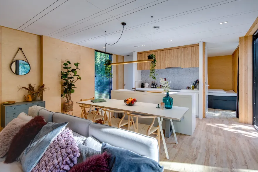 荷兰森林中的黑木 Hygge 小屋 | 舒适与自然完美融合-4