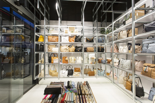 巴塞罗那某商店金属型材改造货架项目丨西班牙巴塞罗那丨Dear Design-42