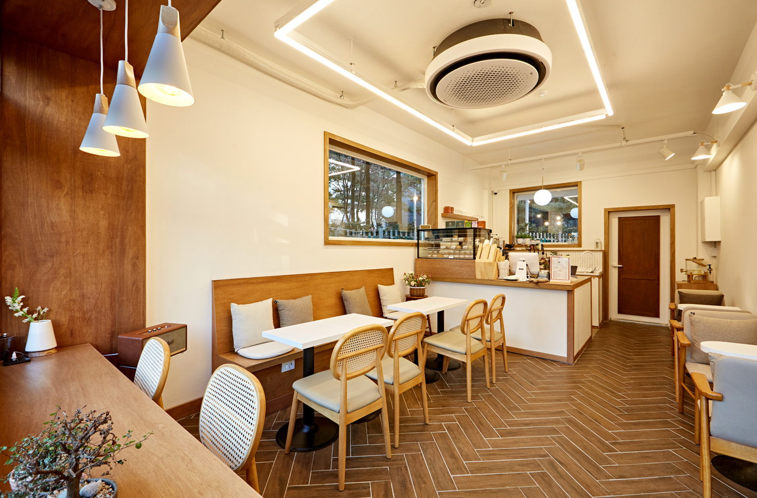 简约白色调 8 坪咖啡厅设计-3