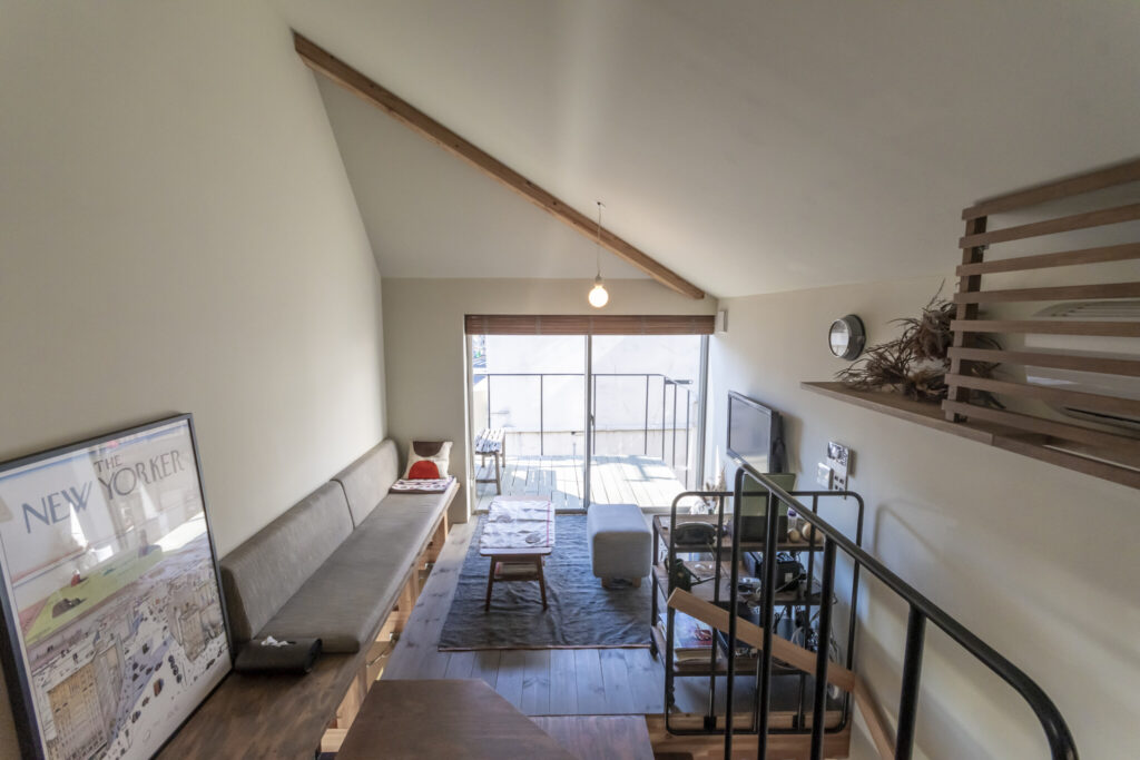 道路沿いの狭小敷地に建てた家　小さな家ながら、光を享受し開放感を感じて暮らす | Architecture | 100%LiFE-3