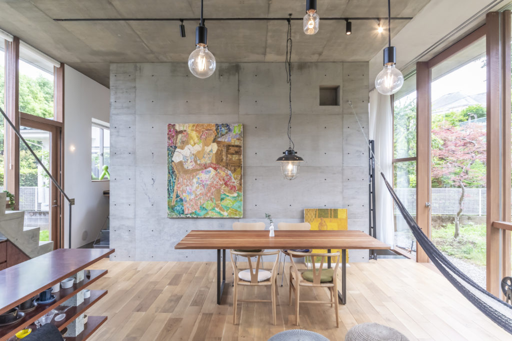 丘の途中に立つ家開放的で庭の一部のようなコンクリート造の空間に住む | Architecture | 100%LiFE-5