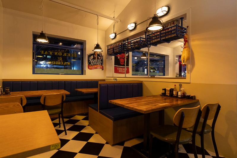 美式复古风 20 平米小咖啡馆设计-9