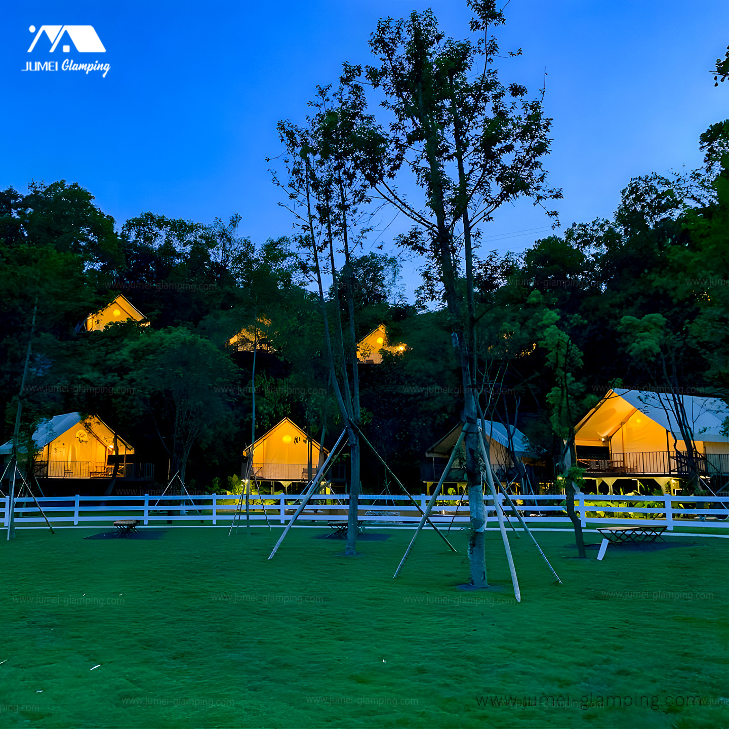 带平台Safari帐篷及Aframe Safari帐篷的露营地-3