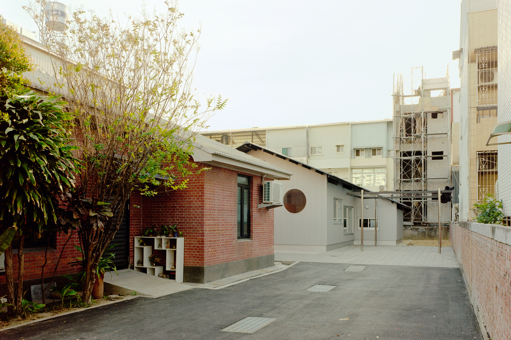 Double Roof House / Studio Tngtetshiu-39